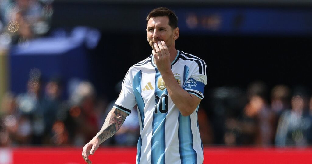 Báo Argentina: Messi lừa 8 tỷ người, phải điều tra