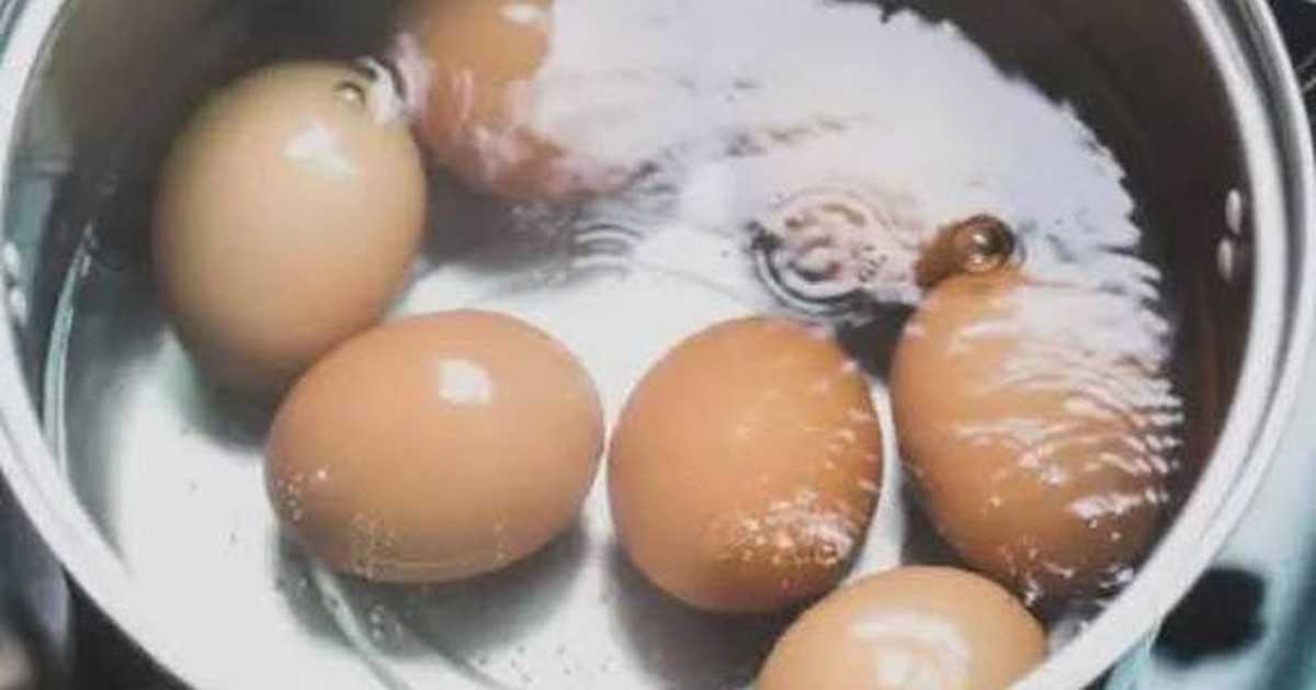 Tại sao không nên tráng trứng luộc bằng nước lạnh? 90% gia đình Việt đang làm sai