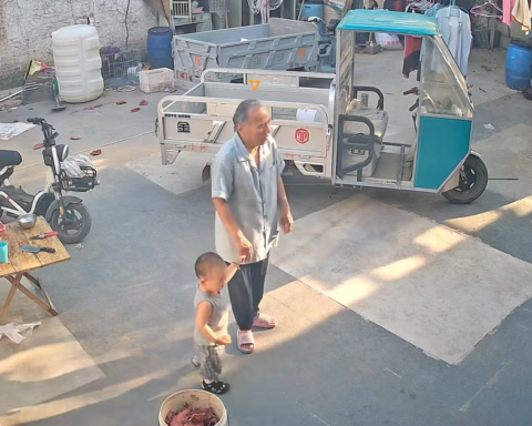 Gần 19 triệu người xem đi xem lại đoạn camera vì hành động của em bé 1,5 tuổi khi gặp người ông khiếm thị