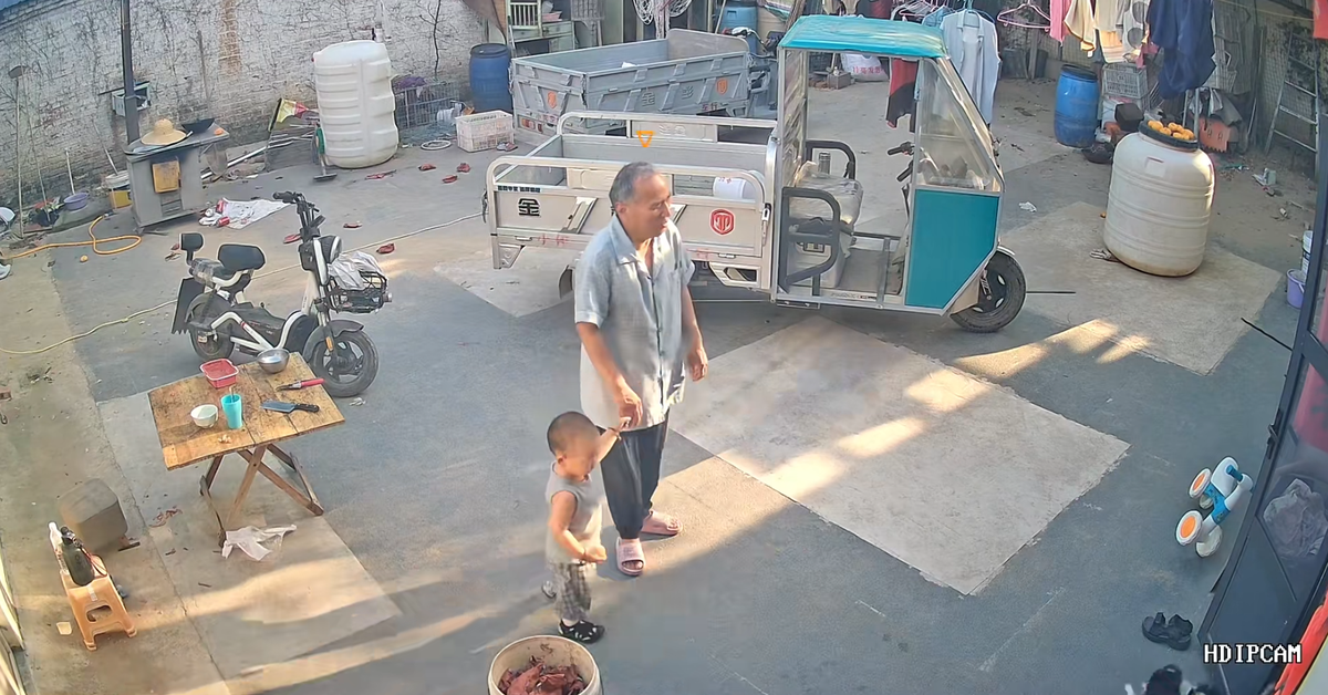 Gần 19 triệu người xem đi xem lại đoạn camera vì hành động của em bé 1,5 tuổi khi gặp người ông khiếm thị
