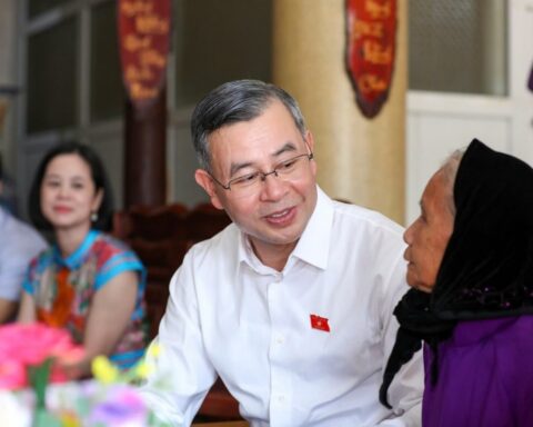 Bộ trưởng Ngô Văn Tuấn và Đoàn đại biểu Quốc hội tỉnh Quảng Ninh thăm, tặng quà gia đình người có công với cách mạng