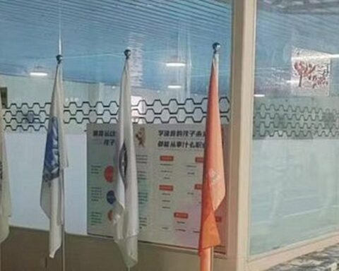 Cậu bé 11 tuổi tử vong vì bị hút vào ống xả bể bơi, nhân viên đứng cạnh mải chơi điện thoại không hay biết gì