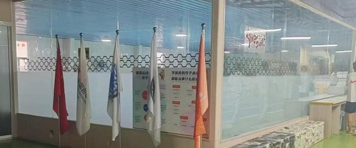 Cậu bé 11 tuổi tử vong vì bị hút vào ống xả bể bơi, nhân viên đứng cạnh mải chơi điện thoại không hay biết gì