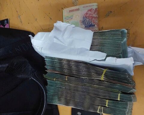 Công an xác minh cọc tiền bỏ quên tại Cảng HKQT Nội Bài trị giá 725 triệu đồng