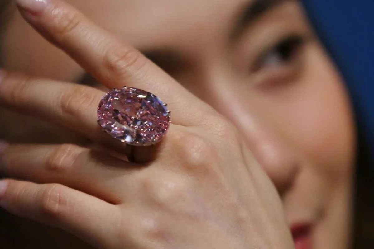 Kim cương sụt giá, ế ẩm bao năm, giờ còn kém cả “nhẫn bọc vàng”: Thế giới chán lâu rồi, người Việt giờ mới biết?
