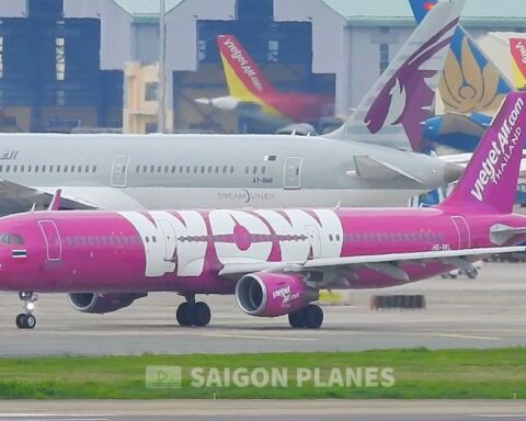 Máy bay lạ màu tím hồng, mang chữ “WOW” khổng lồ xuất hiện tại Tân Sơn Nhất