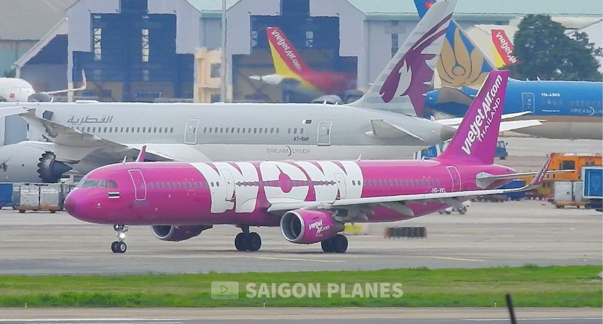 Máy bay lạ màu tím hồng, mang chữ “WOW” khổng lồ xuất hiện tại Tân Sơn Nhất