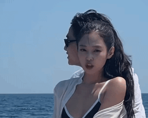 Jennie (BLACKPINK) nóng bỏng trong vòng tay “hồng hài nhi” kém 6 tuổi trên du thuyền