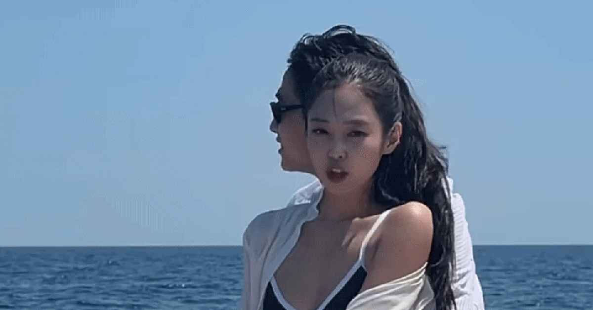 Jennie (BLACKPINK) nóng bỏng trong vòng tay “hồng hài nhi” kém 6 tuổi trên du thuyền