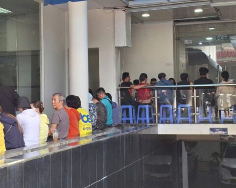 Người dân đang đi bán vàng miếng SJC đông bất thường