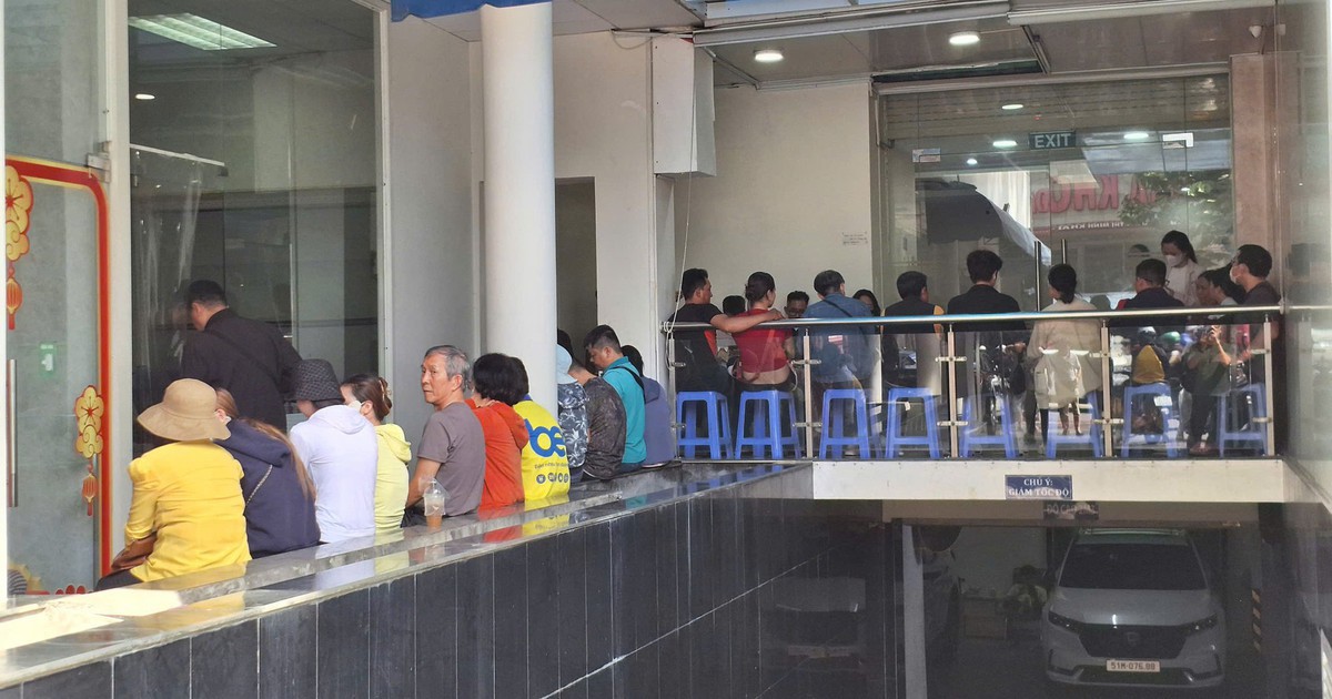 Người dân đang đi bán vàng miếng SJC đông bất thường