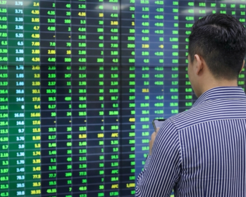 Nỗ lực hồi phục, VN-Index đảo chiều tăng hơn 30 điểm