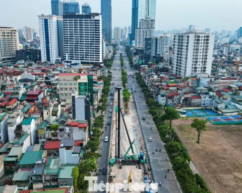Toàn cảnh công trường ga ngầm S1 trên đường Văn Cao sau khi rào chắn gần 500m đường