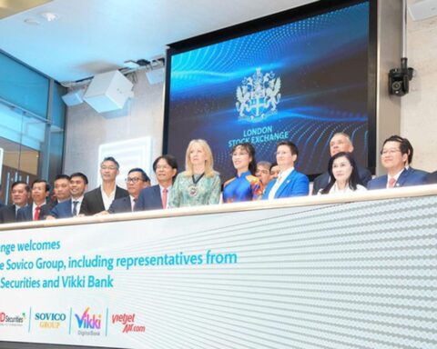 Tiến sĩ Nguyễn Thị Phương Thảo bấm nút khai phiên Sàn giao dịch Chứng khoán Luân Đôn (LSE)