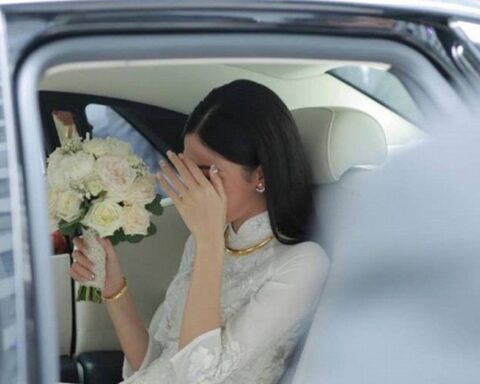 Mỹ nhân che mặt ngồi trong Rolls-Royce: Bỏ hết hào quang showbiz gả vào nhà hào môn, giờ sống trong biệt thự trắng xa hoa giữa Hà thành