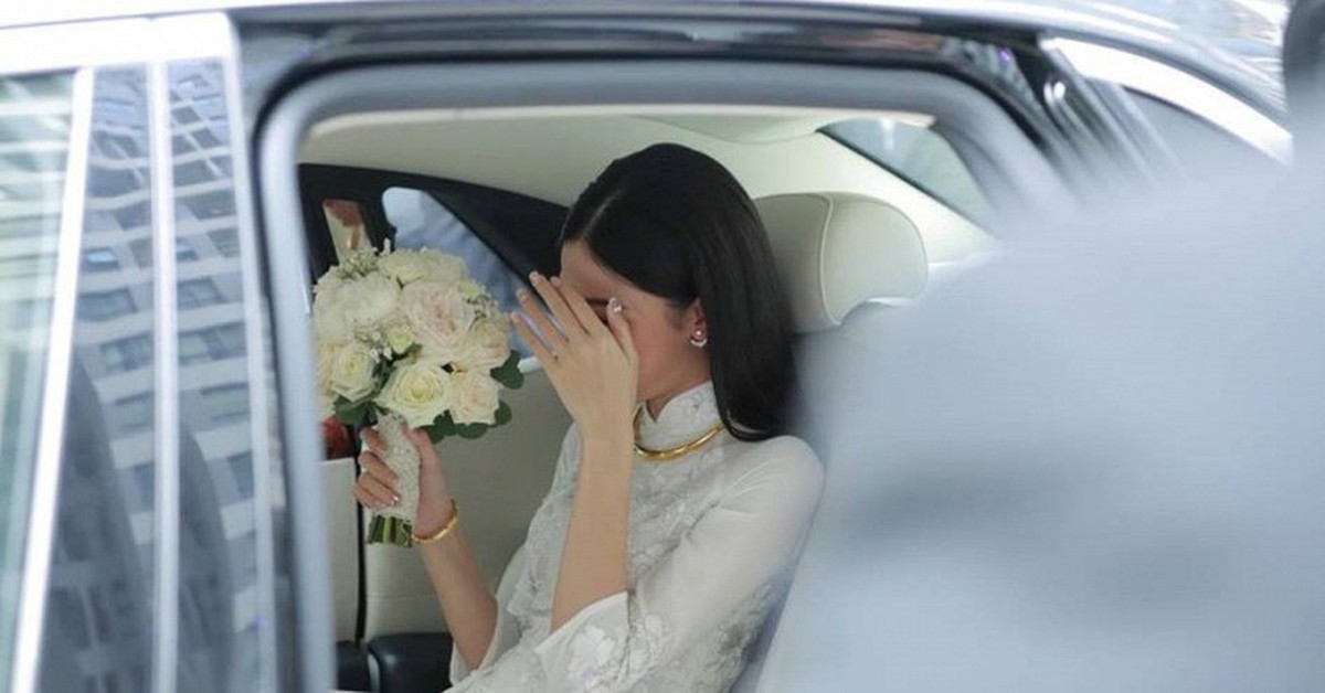 Mỹ nhân che mặt ngồi trong Rolls-Royce: Bỏ hết hào quang showbiz gả vào nhà hào môn, giờ sống trong biệt thự trắng xa hoa giữa Hà thành