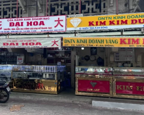 Cảnh khác lạ khi giá vàng giảm không ngừng