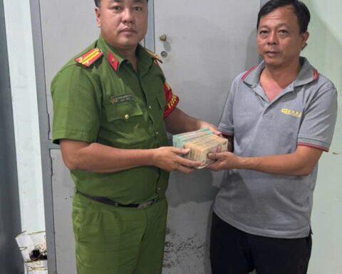 Điều tra giao dịch 300 triệu đồng vào tài khoản Phạm Văn Hậu, công an mời người đàn ông SN 1982 lên làm việc