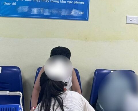 Hình ảnh trong phòng thay đồ khiến 1 bà mẹ “rớt tim” ra ngoài: Người lớn vô tư hay quá dễ dãi?