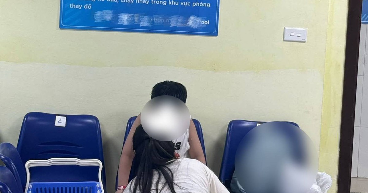 Hình ảnh trong phòng thay đồ khiến 1 bà mẹ “rớt tim” ra ngoài: Người lớn vô tư hay quá dễ dãi?