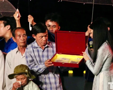 Sau gần 60 năm, người vợ chưa cưới của liệt sĩ Huỳnh Văn Quên nghẹn ngào đón di vật