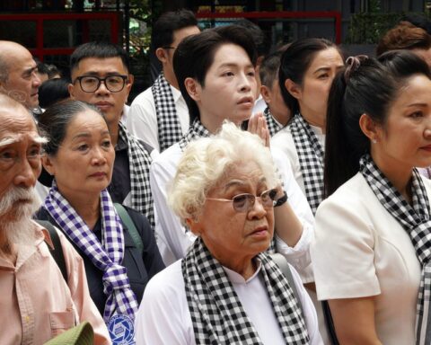 NSND Thanh Thuý, Đức Phúc và nghệ sĩ Việt xúc động trong lễ viếng liệt sĩ tại Công viên Lê Thị Riêng