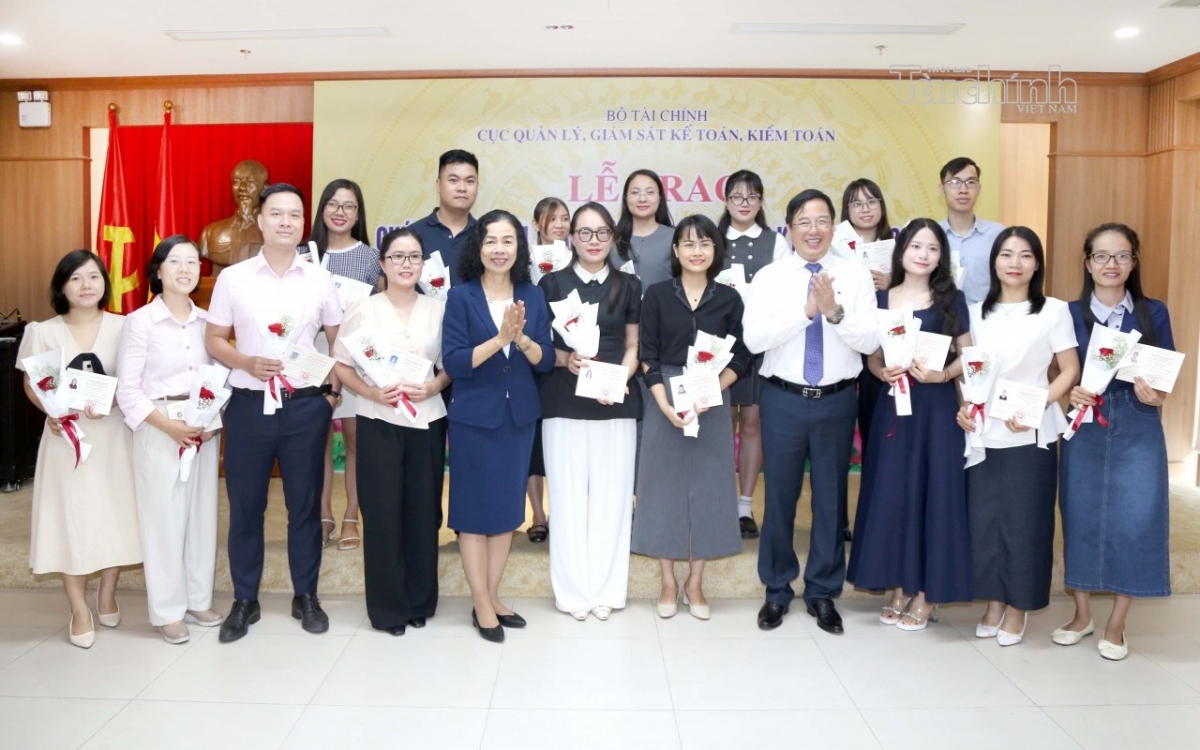 Bộ Tài chính tổ chức trao Chứng chỉ kế toán viên, kiểm toán viên kỳ thi năm 2025