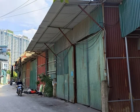 Dãy kho xưởng quanh hiện trường vụ cháy ở Hà Nội bị cắt điện, ngừng hoạt động
