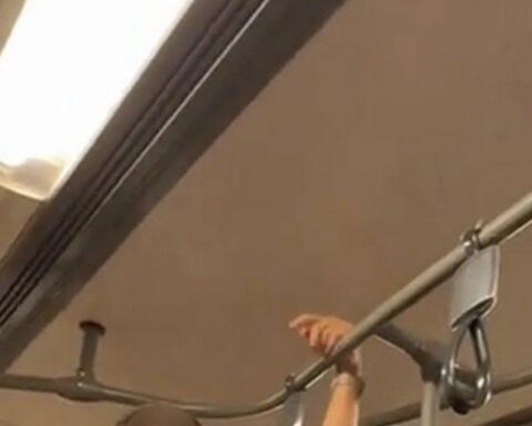 Buông lời xem thường người Thái trên tàu điện, nhóm sinh viên này phải chắp tay xin lỗi