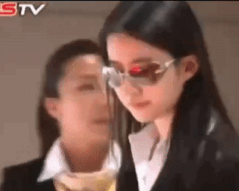 Lưu Diệc Phi đẹp chấn động đi ngang qua triển lãm ô tô chốt luôn siêu xe 17 tỷ, còn tặng vàng ồ ạt
