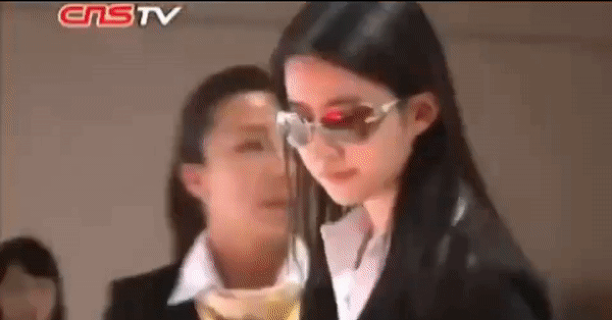 Lưu Diệc Phi đẹp chấn động đi ngang qua triển lãm ô tô chốt luôn siêu xe 17 tỷ, còn tặng vàng ồ ạt