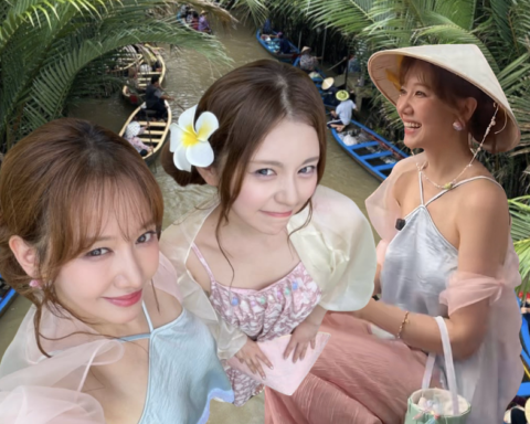 Vợ đạo diễn nghìn tỷ về miền Tây được bà con săn đón, nhan sắc không thua gì các tỷ tỷ xứ Trung
