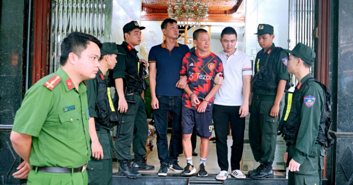 Thu giữ 2 điện thoại, 65 triệu đồng tiền mặt cùng 15 chỉ vàng: Bắt “trùm giang hồ” nổi tiếng liên quan đến đường dây 1.200 tỷ đồng