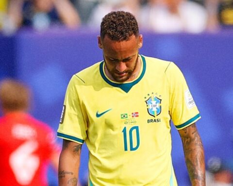 Neymar từ giã đội tuyển Brazil