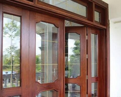 Vì sao ngày càng nhiều gia đình không còn dùng cửa gỗ tự nhiên? 2 vật liệu đang dần trở thành xu hướng mới
