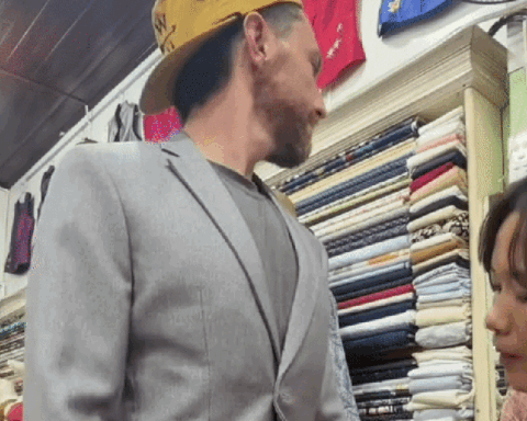 Anh Tây “đầu hàng” trước các “pháp sư Hội An”: 22 tiếng hoàn thành 2 bộ vest, lên dáng đẹp đến nỗi phải nhảy cẫng lên