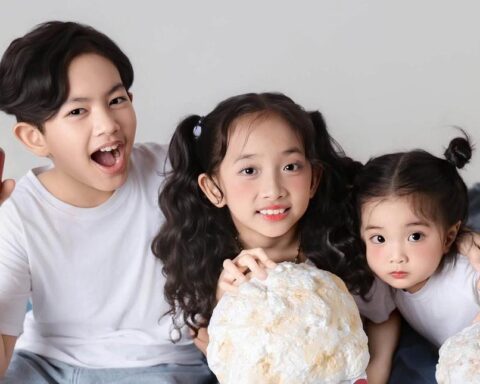 Phan Hiển than “khủng hoảng tuổi 33”, netizen chỉ mải ngắm 3 nhóc tỳ nhà Khánh Thi: Kubi ra dáng hotboy nhí, Anna – Lisa đáng yêu hết nấc