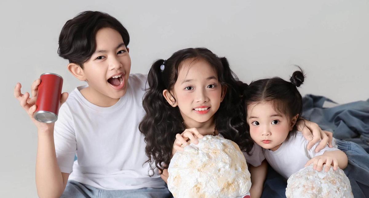 Phan Hiển than “khủng hoảng tuổi 33”, netizen chỉ mải ngắm 3 nhóc tỳ nhà Khánh Thi: Kubi ra dáng hotboy nhí, Anna – Lisa đáng yêu hết nấc