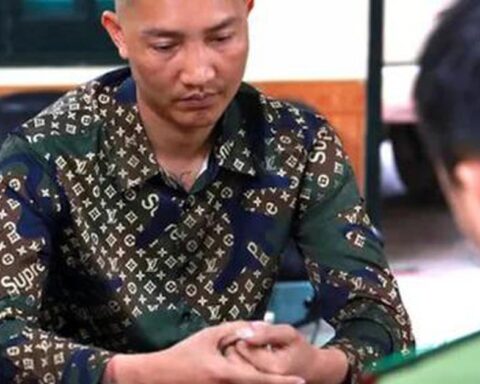 Huấn Hoa Hồng là ai?