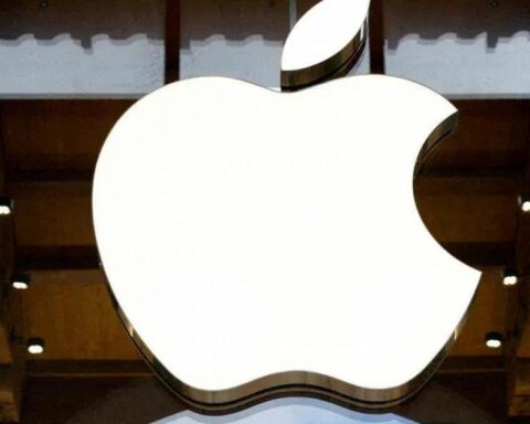 Bị chê chậm chân trong AI, Apple vẫn trở thành công ty thứ 2 đạt 5.000 tỷ USD vốn hóa