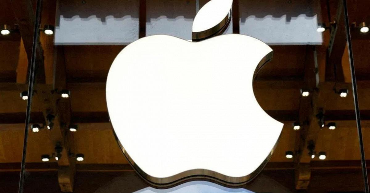 Bị chê chậm chân trong AI, Apple vẫn trở thành công ty thứ 2 đạt 5.000 tỷ USD vốn hóa