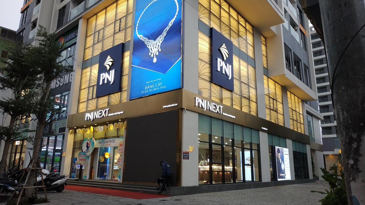 PNJ lãi gần 1.200 tỷ sau 6 tháng