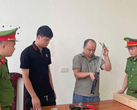 Khám xét nơi ở của TikToker Đỗ Mạnh Tùng SN 1987, công an thu giữ kho hàng “nóng”