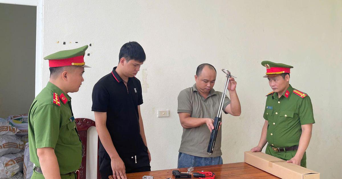 Khám xét nơi ở của TikToker Đỗ Mạnh Tùng SN 1987, công an thu giữ kho hàng “nóng”