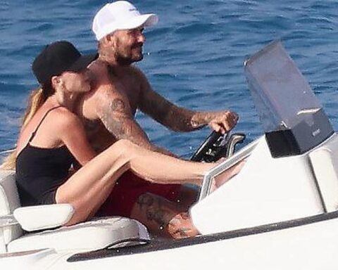 David Beckham và Victoria khiến dân tình nóng mặt với khoảnh khắc thân mật trên du thuyền