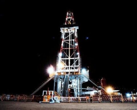 2 giếng khoan sâu hơn 10.000m báo tin vui trúng lớn vì càng đổ nước càng phun lửa, kho báu được đánh thức, công nghệ siêu lạ   vào việc