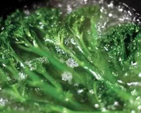 Luộc rau đừng chỉ đun nước, cứ cho thêm thìa này, rau nào cũng xanh mướt ngon miệng, cả nhà thích mê