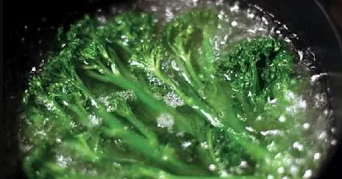 Luộc rau đừng chỉ đun nước, cứ cho thêm thìa này, rau nào cũng xanh mướt ngon miệng, cả nhà thích mê