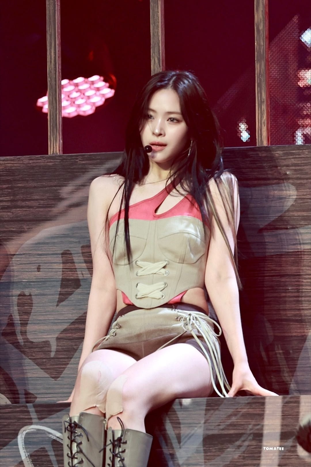 37 triệu người phát hoảng khi nữ ca sĩ vô tư làm điều “nhạy cảm” giữa concert- Ảnh 8.