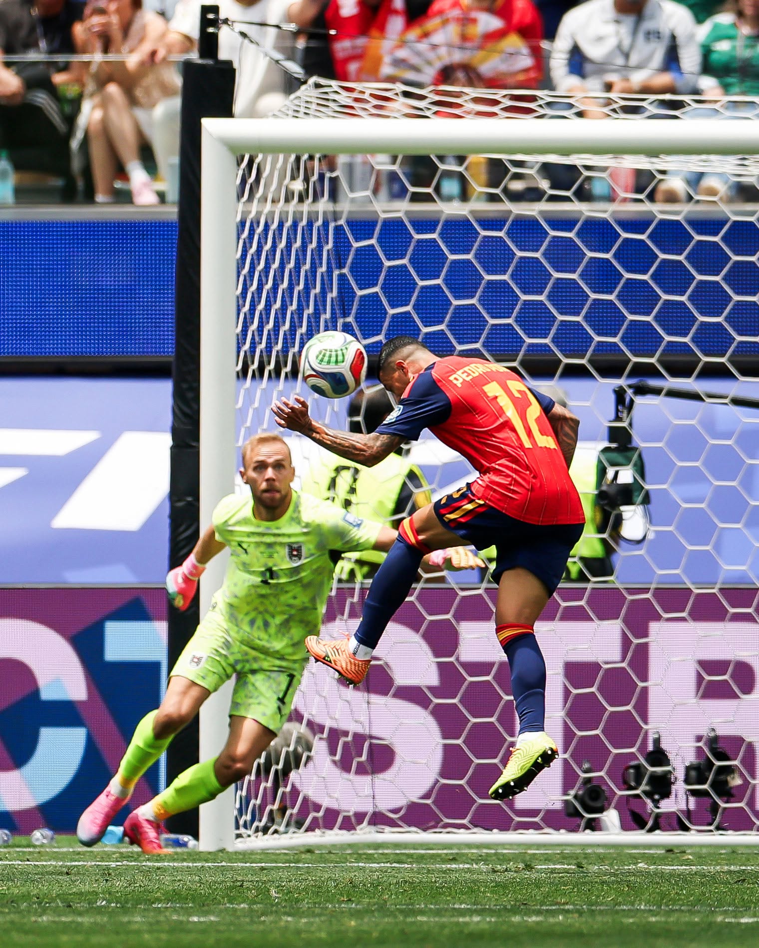 Tây Ban Nha đè bẹp Áo 3-0, chấm dứt 16 năm chờ đợi ở vòng knock-out World Cup - Ảnh 2.